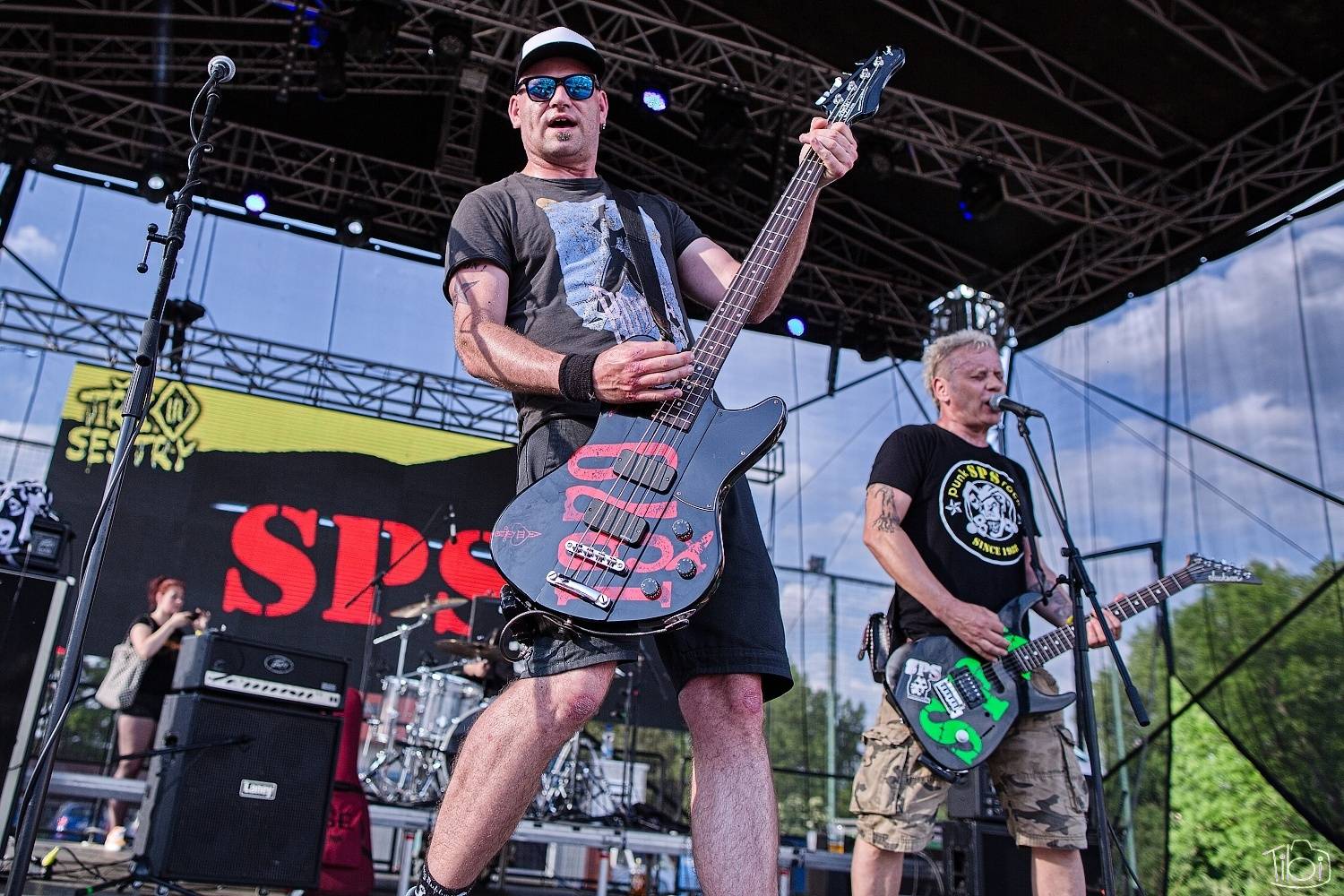 Narozeninový večírek Tří sester odstartoval. Na pražském Smíchově vystoupili Apple Juice, Plexis, SPS, Iné Kafé i The Varukers