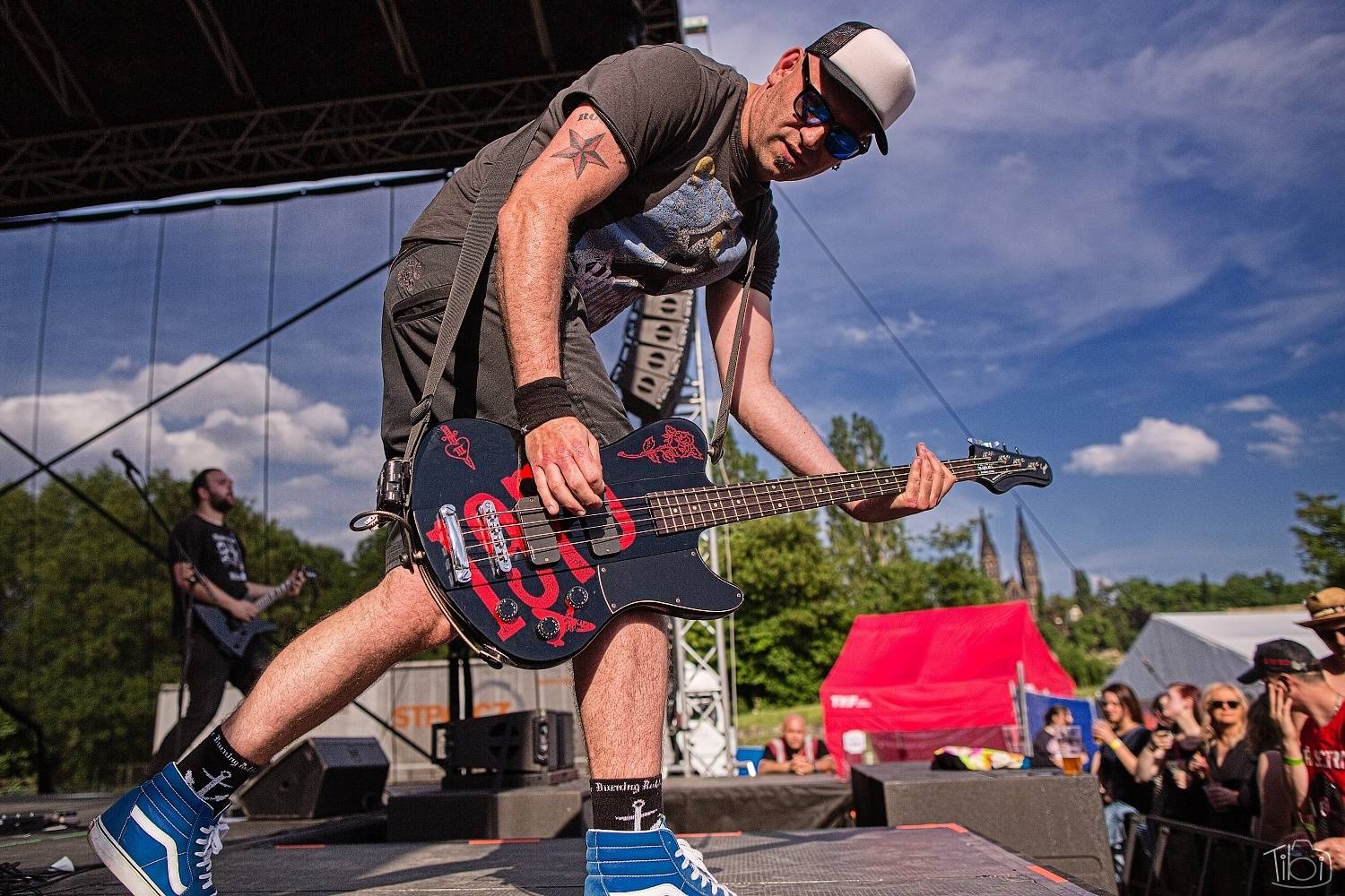 Narozeninový večírek Tří sester odstartoval. Na pražském Smíchově vystoupili Apple Juice, Plexis, SPS, Iné Kafé i The Varukers