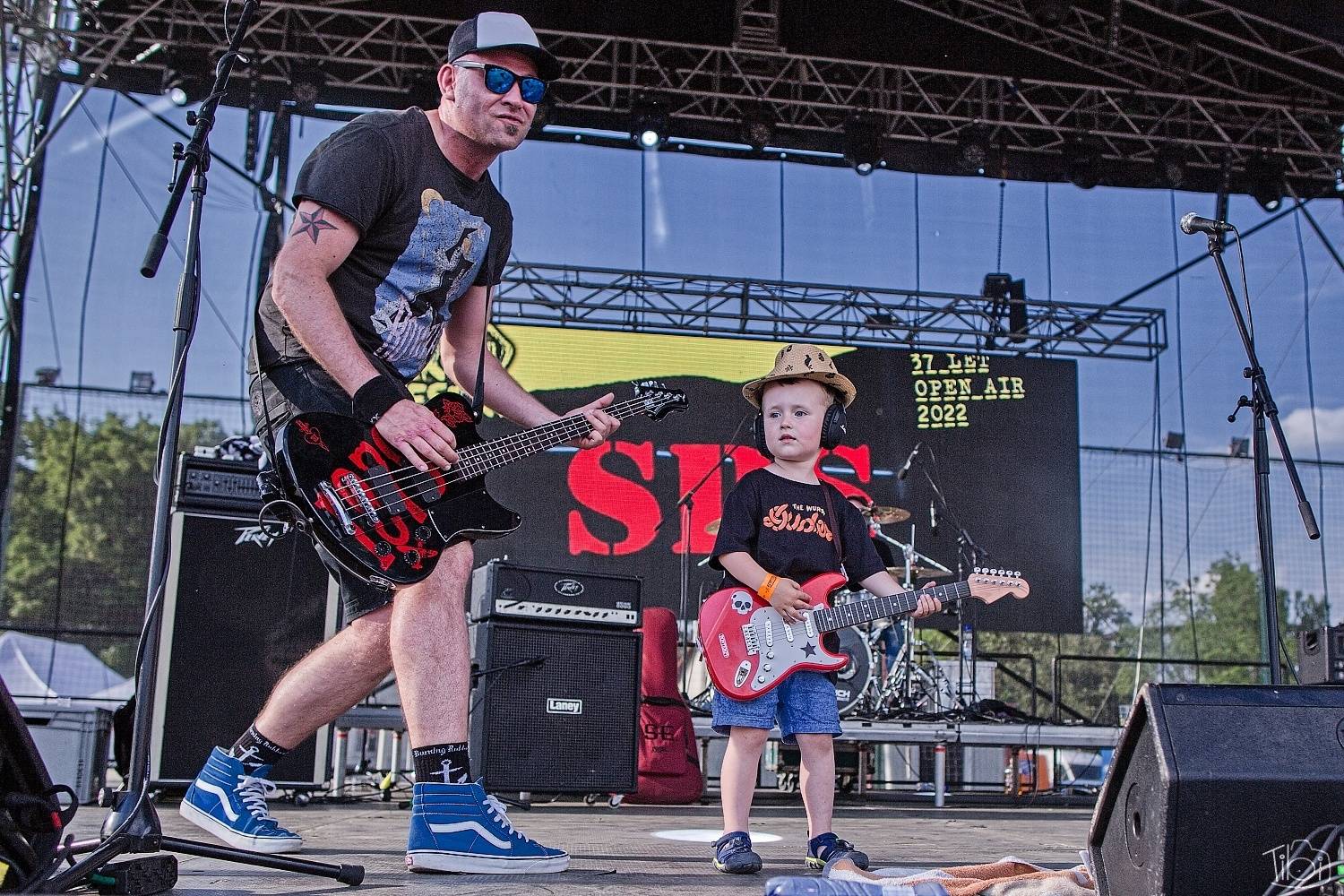 Narozeninový večírek Tří sester odstartoval. Na pražském Smíchově vystoupili Apple Juice, Plexis, SPS, Iné Kafé i The Varukers
