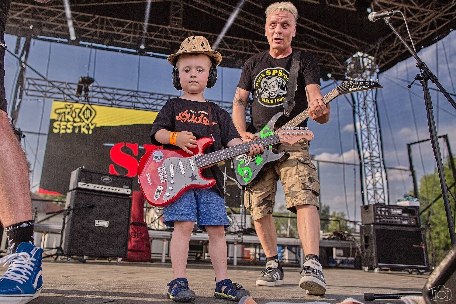 Narozeninový večírek Tří sester odstartoval. Na pražském Smíchově vystoupili Apple Juice, Plexis, SPS, Iné Kafé i The Varukers