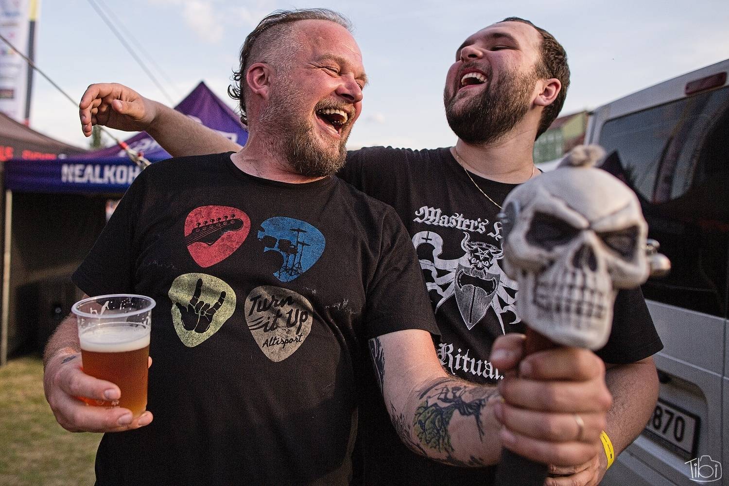 Narozeninový večírek Tří sester odstartoval. Na pražském Smíchově vystoupili Apple Juice, Plexis, SPS, Iné Kafé i The Varukers