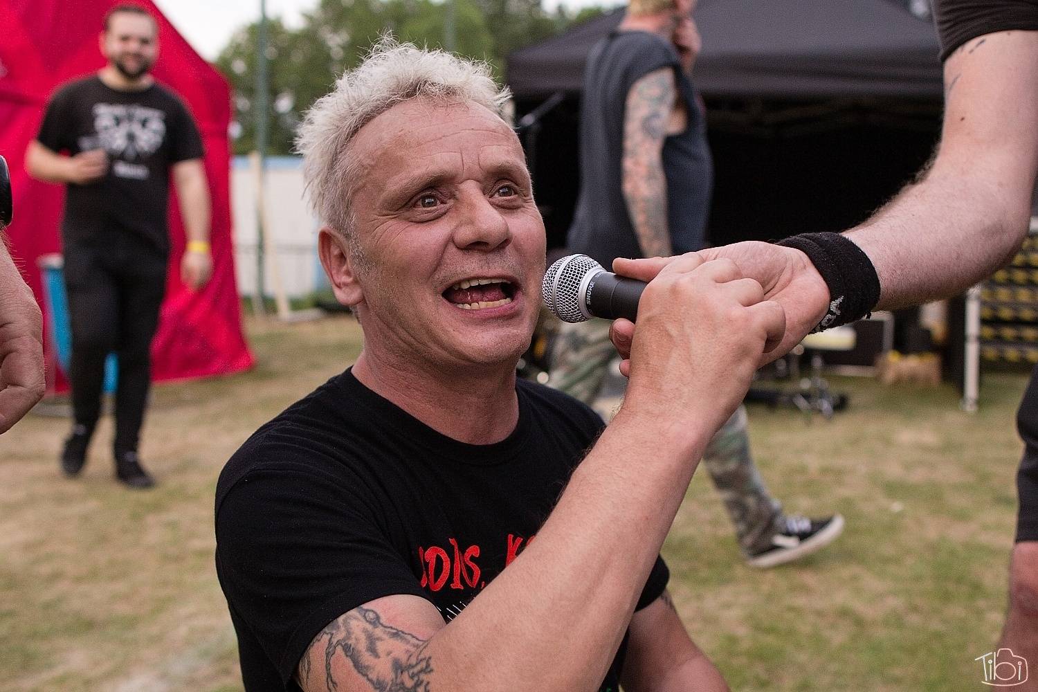 Narozeninový večírek Tří sester odstartoval. Na pražském Smíchově vystoupili Apple Juice, Plexis, SPS, Iné Kafé i The Varukers