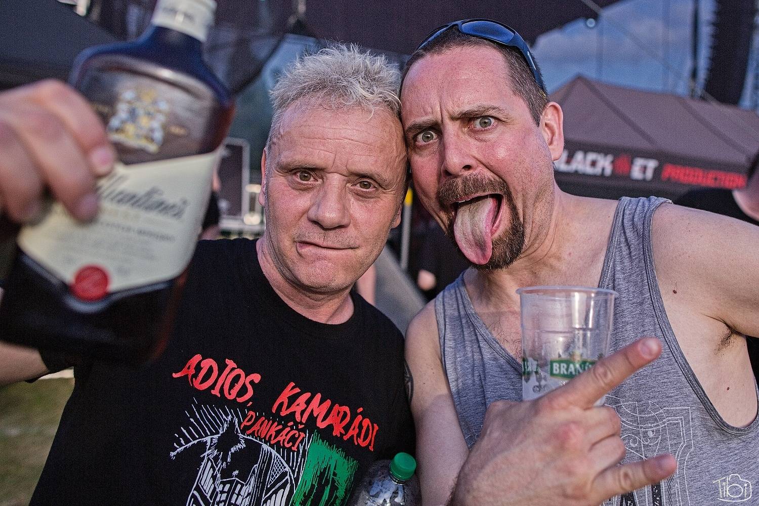 Narozeninový večírek Tří sester odstartoval. Na pražském Smíchově vystoupili Apple Juice, Plexis, SPS, Iné Kafé i The Varukers