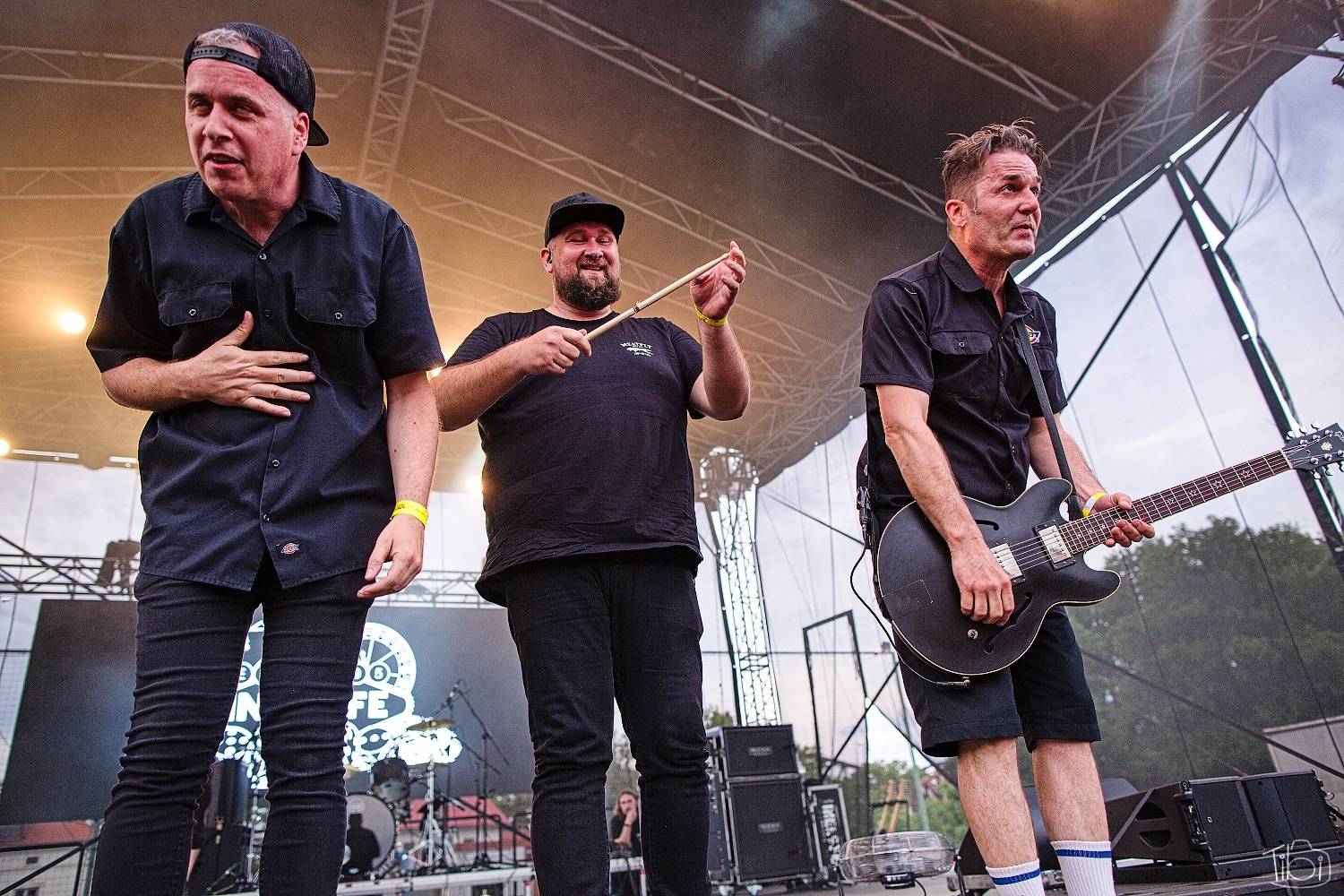 Narozeninový večírek Tří sester odstartoval. Na pražském Smíchově vystoupili Apple Juice, Plexis, SPS, Iné Kafé i The Varukers