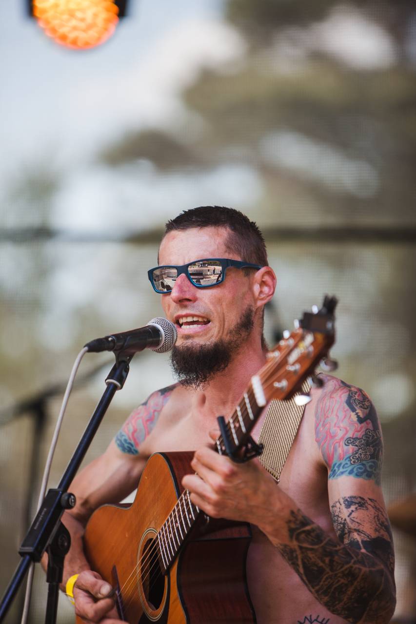 Prudká bouře, ale i salva veselí a rokenrolu. Třem-Fest přivezl do Plzně Tomáše Kluse, Hentai Corporation či The Fialky