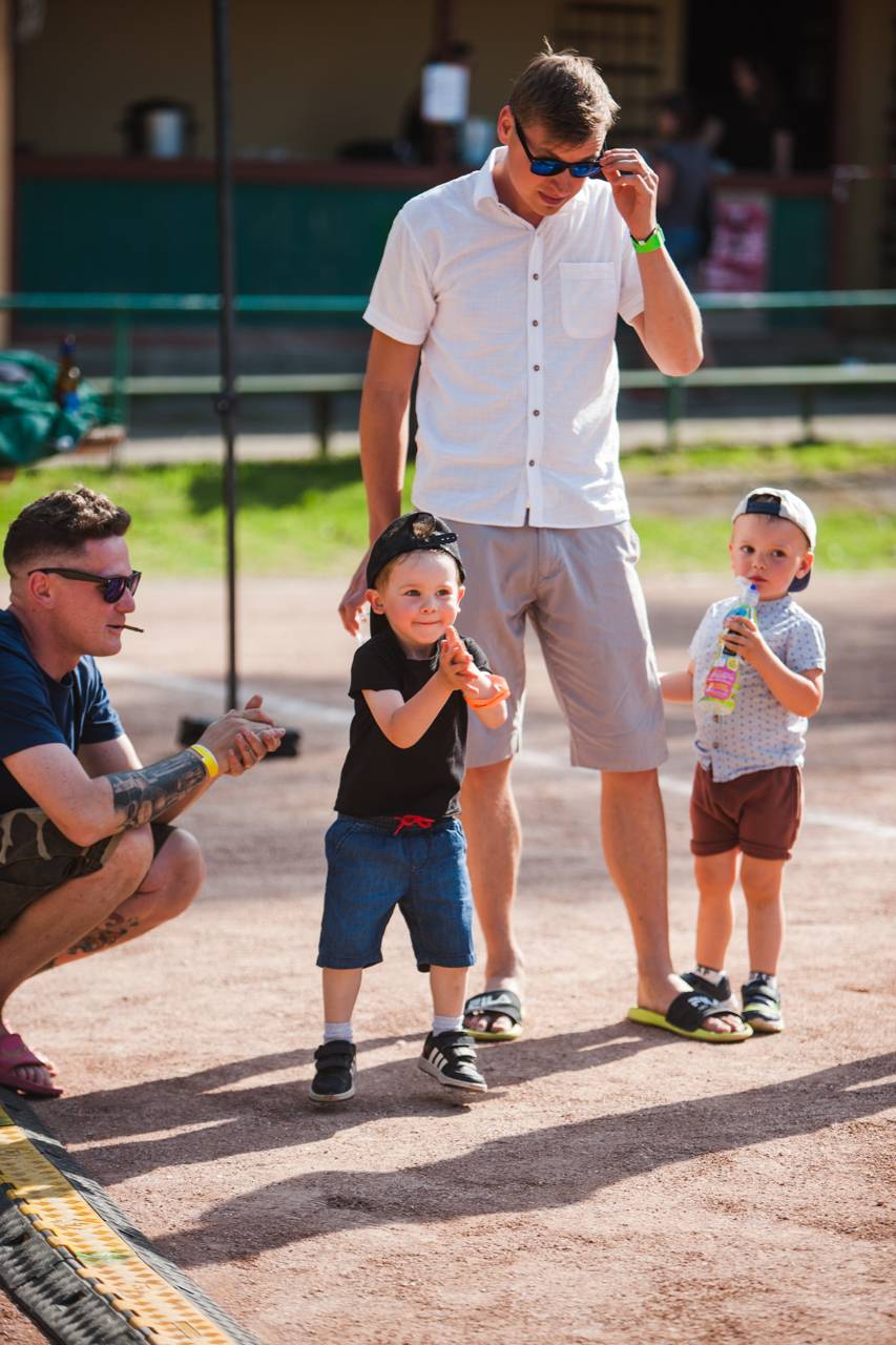 Prudká bouře, ale i salva veselí a rokenrolu. Třem-Fest přivezl do Plzně Tomáše Kluse, Hentai Corporation či The Fialky