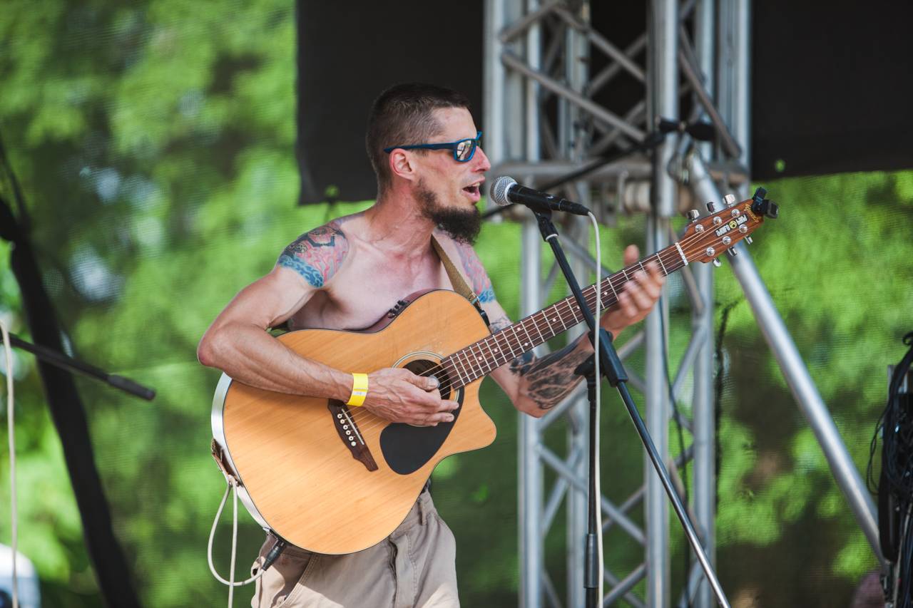 Prudká bouře, ale i salva veselí a rokenrolu. Třem-Fest přivezl do Plzně Tomáše Kluse, Hentai Corporation či The Fialky