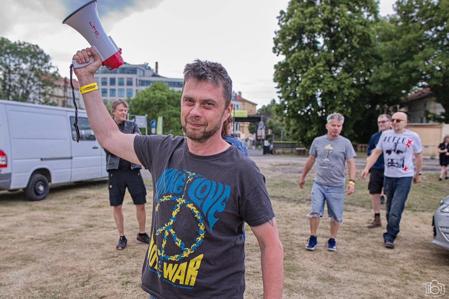 Tři sestry pokřtily nové LP. K narozeninám jim popřáli Doctor P. P., E!E či Zputnik