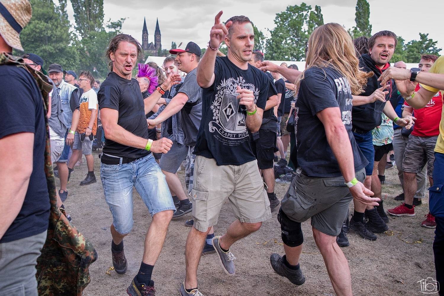 Tři sestry pokřtily nové LP. K narozeninám jim popřáli Doctor P. P., E!E či Zputnik