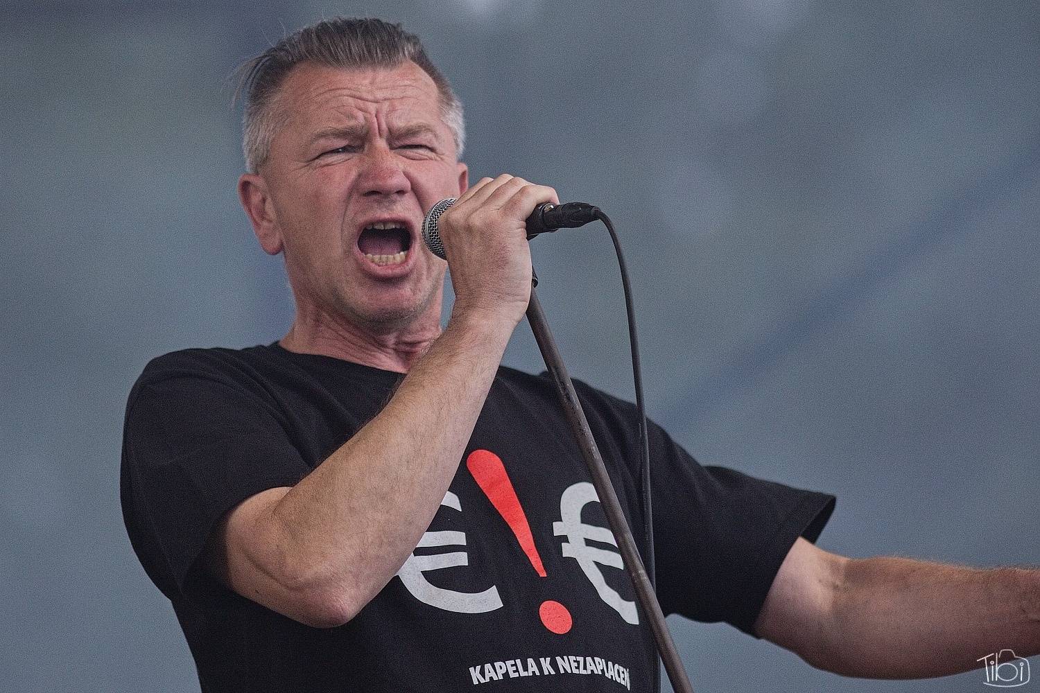 Tři sestry pokřtily nové LP. K narozeninám jim popřáli Doctor P. P., E!E či Zputnik