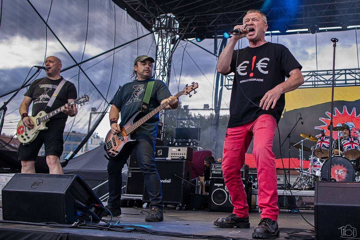 Tři sestry pokřtily nové LP. K narozeninám jim popřáli Doctor P. P., E!E či Zputnik