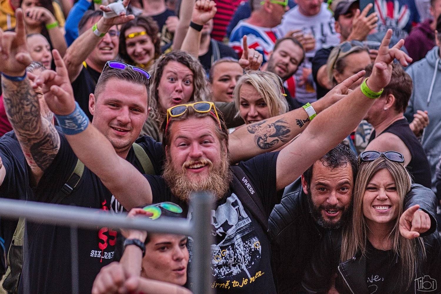 Tři sestry pokřtily nové LP. K narozeninám jim popřáli Doctor P. P., E!E či Zputnik