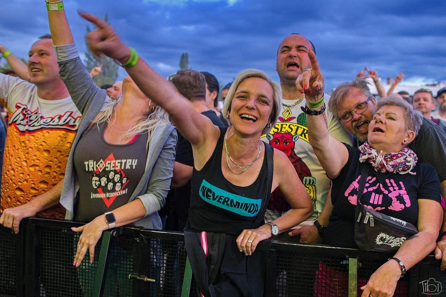 Tři sestry pokřtily nové LP. K narozeninám jim popřáli Doctor P. P., E!E či Zputnik