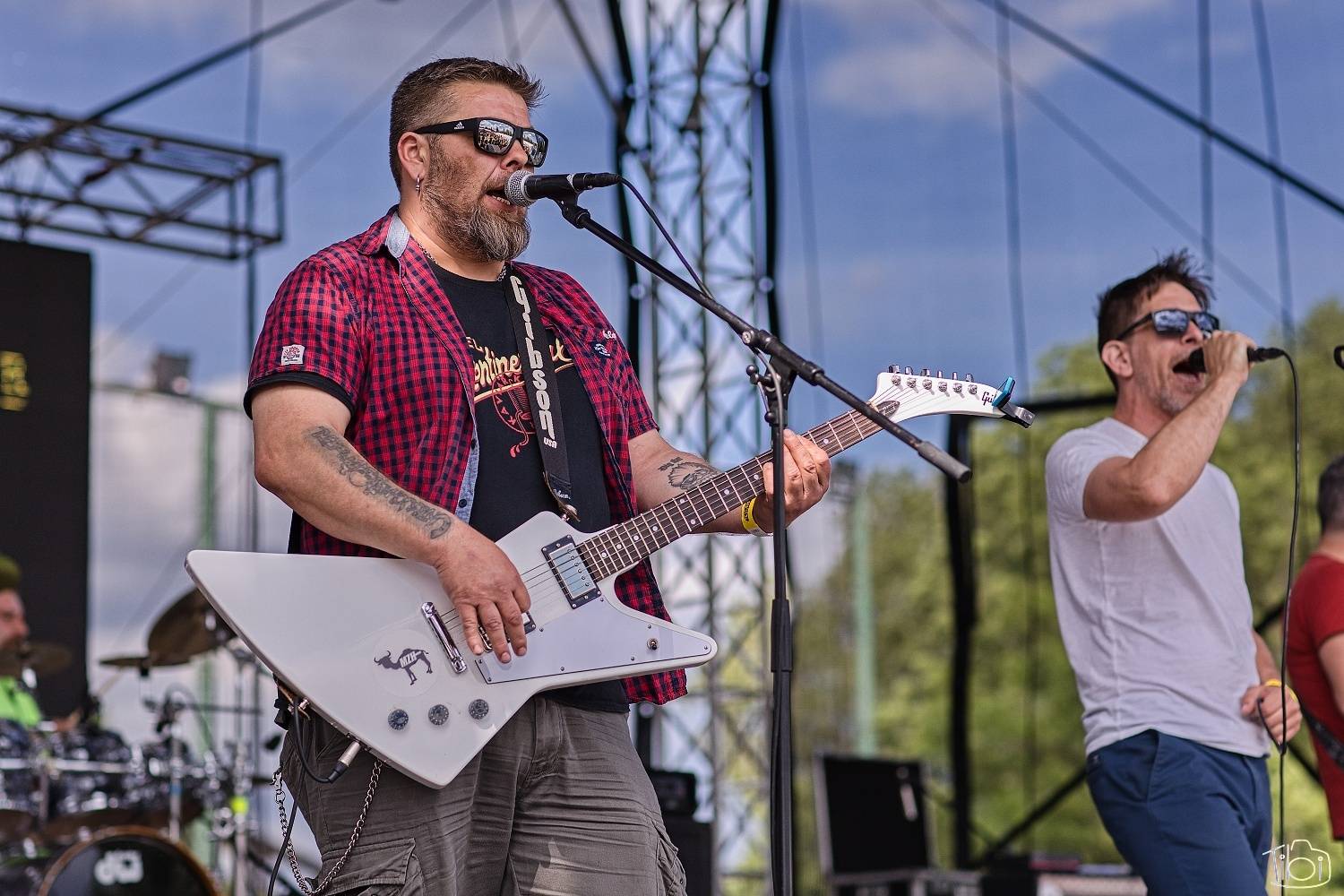 Tři sestry pokřtily nové LP. K narozeninám jim popřáli Doctor P. P., E!E či Zputnik