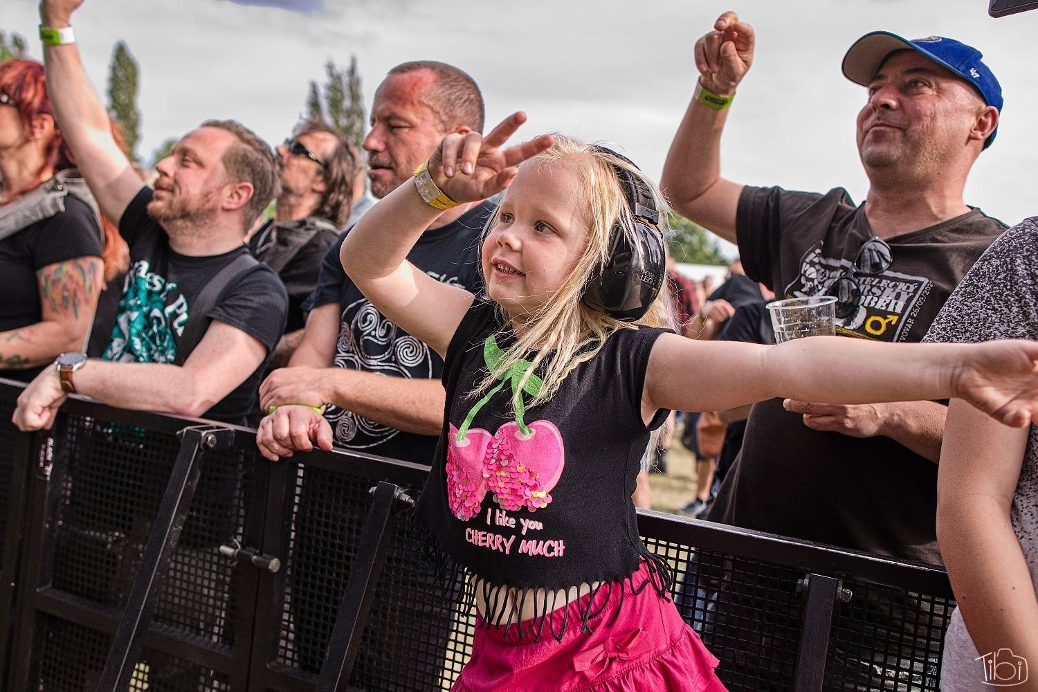 Tři sestry pokřtily nové LP. K narozeninám jim popřáli Doctor P. P., E!E či Zputnik