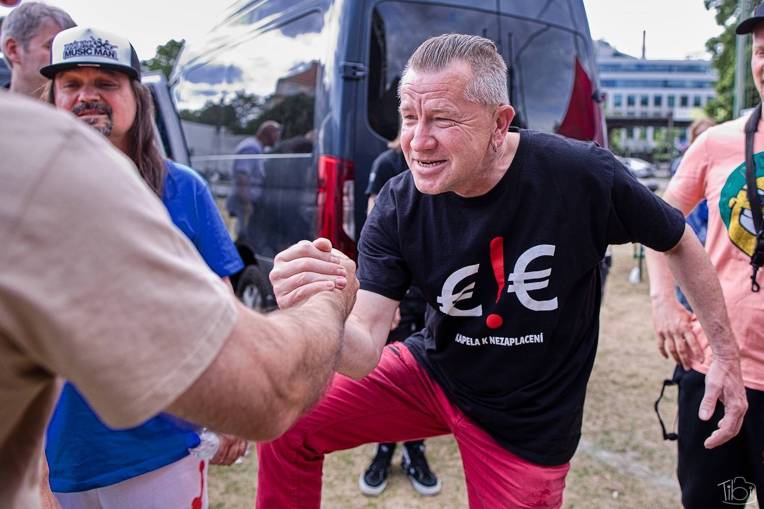 Tři sestry pokřtily nové LP. K narozeninám jim popřáli Doctor P. P., E!E či Zputnik