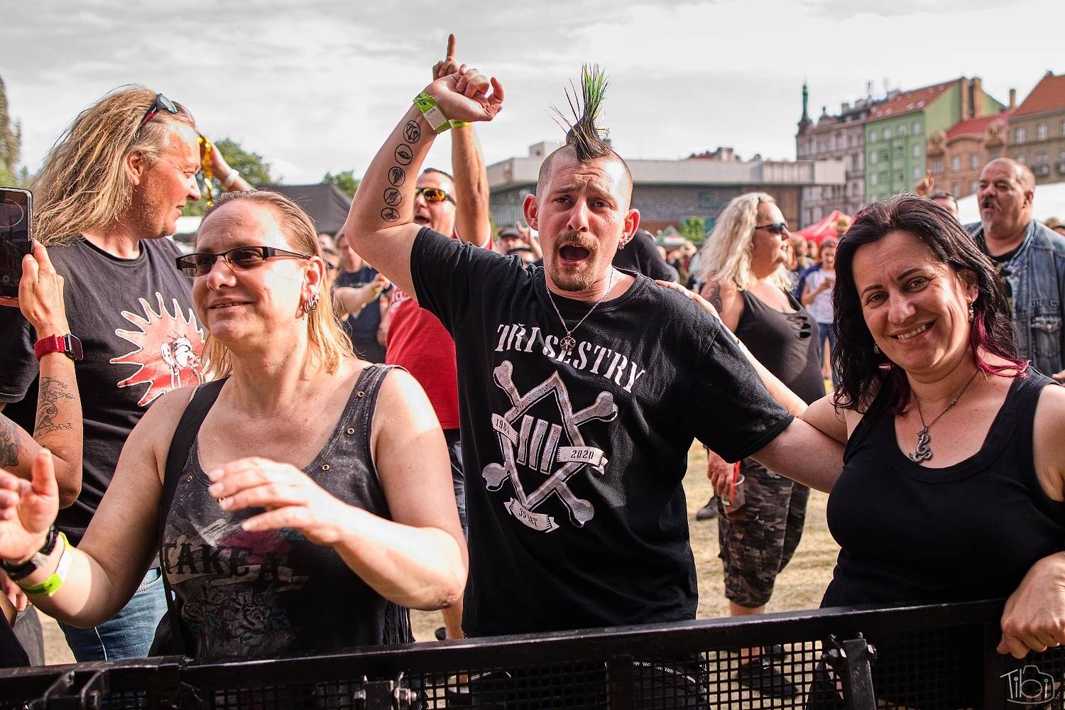 Tři sestry pokřtily nové LP. K narozeninám jim popřáli Doctor P. P., E!E či Zputnik