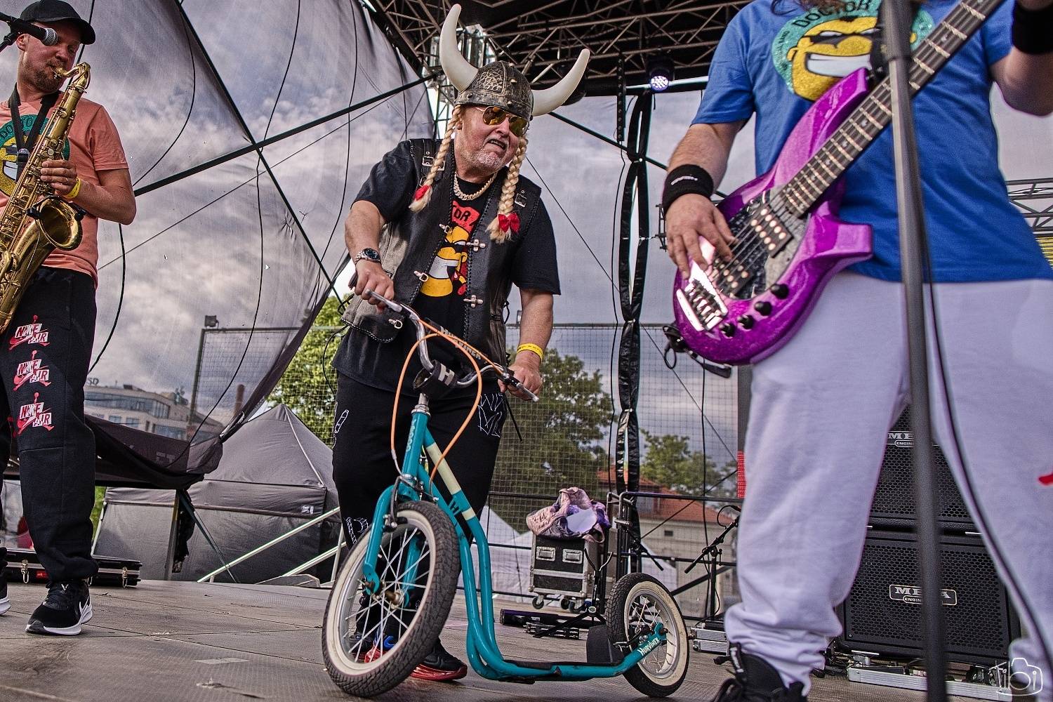 Tři sestry pokřtily nové LP. K narozeninám jim popřáli Doctor P. P., E!E či Zputnik