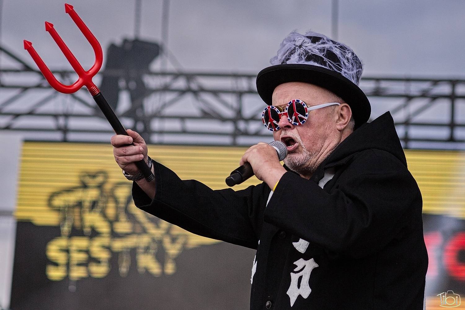 Tři sestry pokřtily nové LP. K narozeninám jim popřáli Doctor P. P., E!E či Zputnik