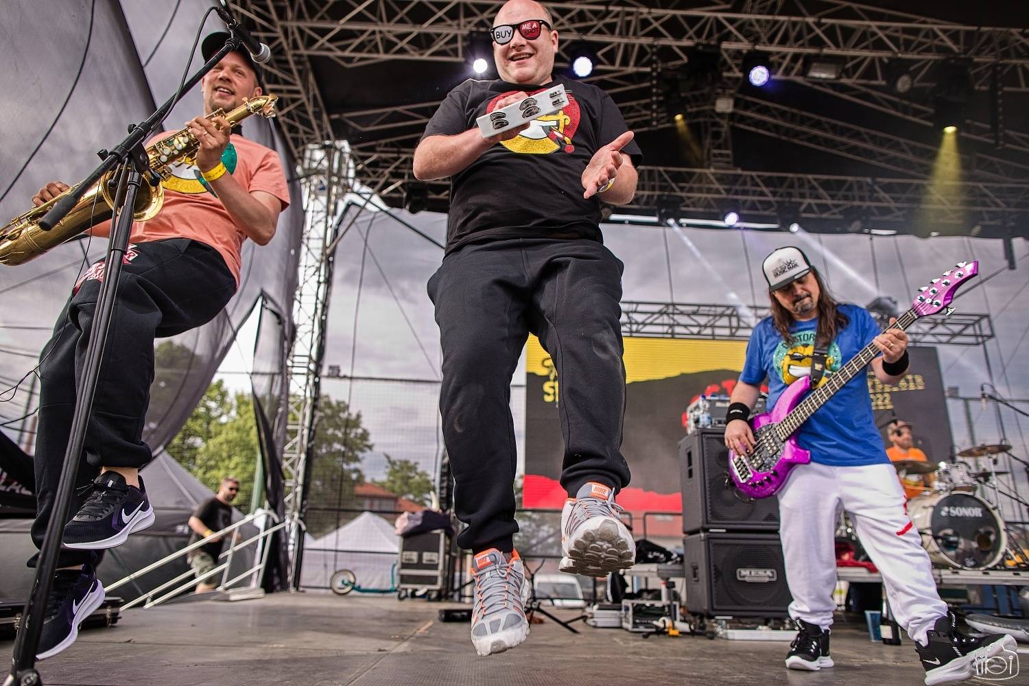 Tři sestry pokřtily nové LP. K narozeninám jim popřáli Doctor P. P., E!E či Zputnik