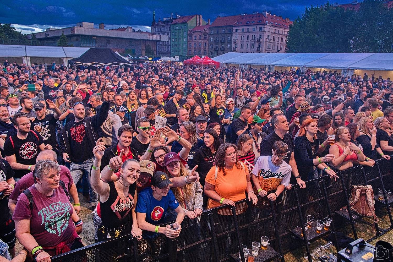 Tři sestry pokřtily nové LP. K narozeninám jim popřáli Doctor P. P., E!E či Zputnik