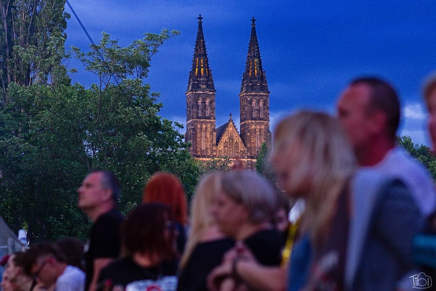 Tři sestry pokřtily nové LP. K narozeninám jim popřáli Doctor P. P., E!E či Zputnik