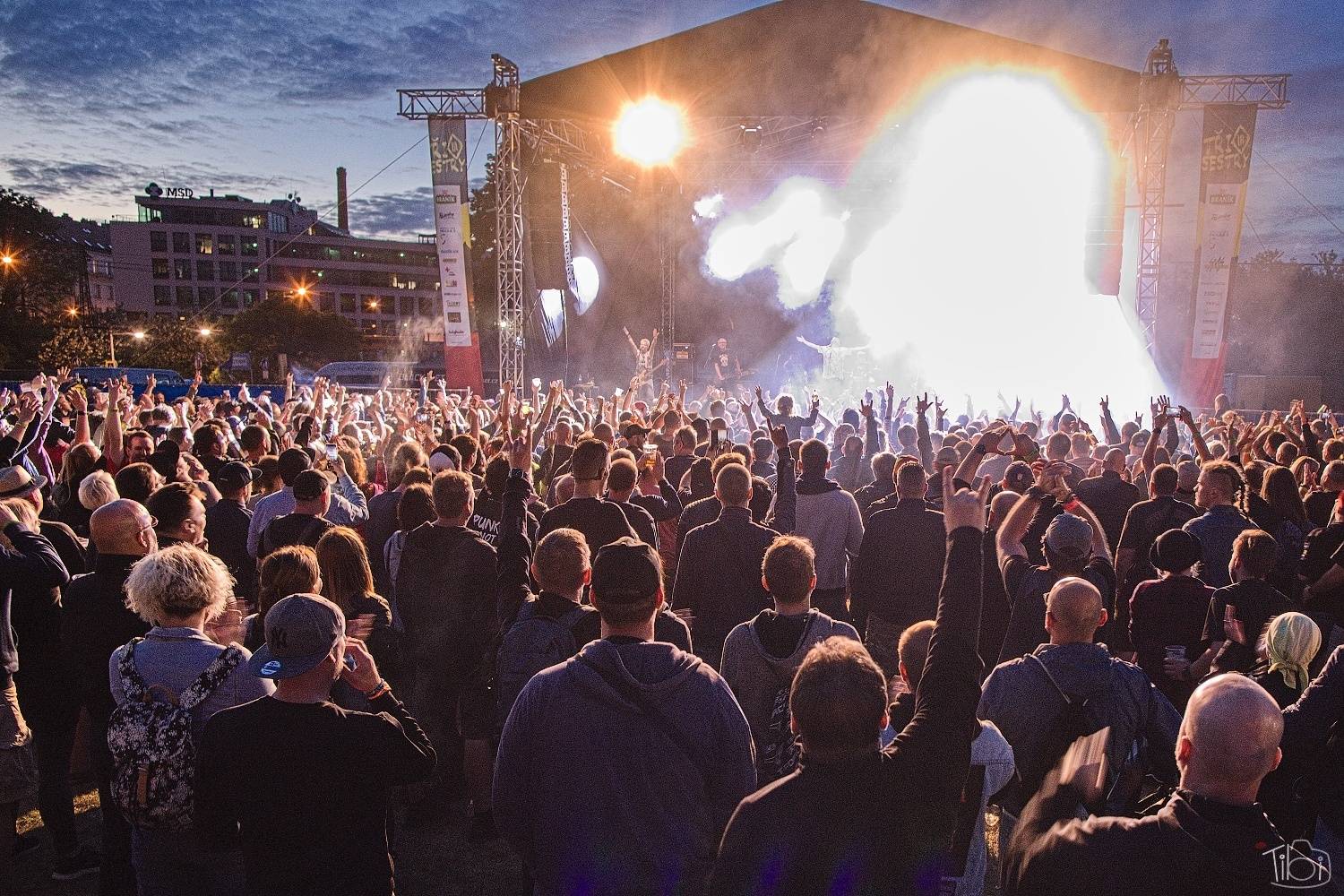 Tři sestry pokřtily nové LP. K narozeninám jim popřáli Doctor P. P., E!E či Zputnik