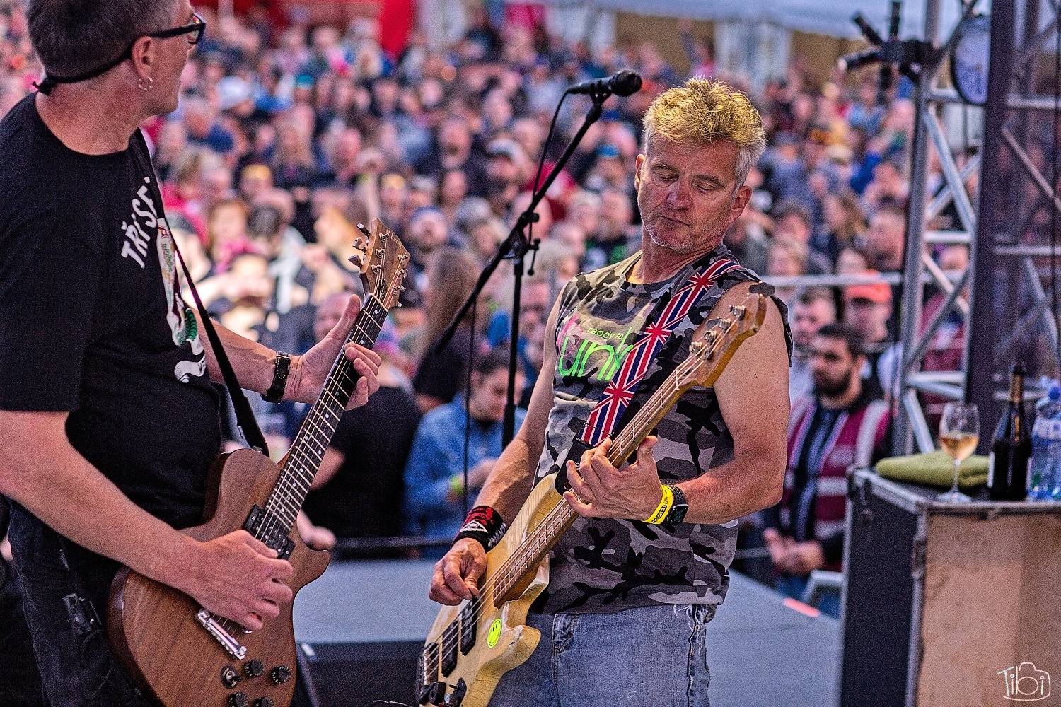 Tři sestry pokřtily nové LP. K narozeninám jim popřáli Doctor P. P., E!E či Zputnik