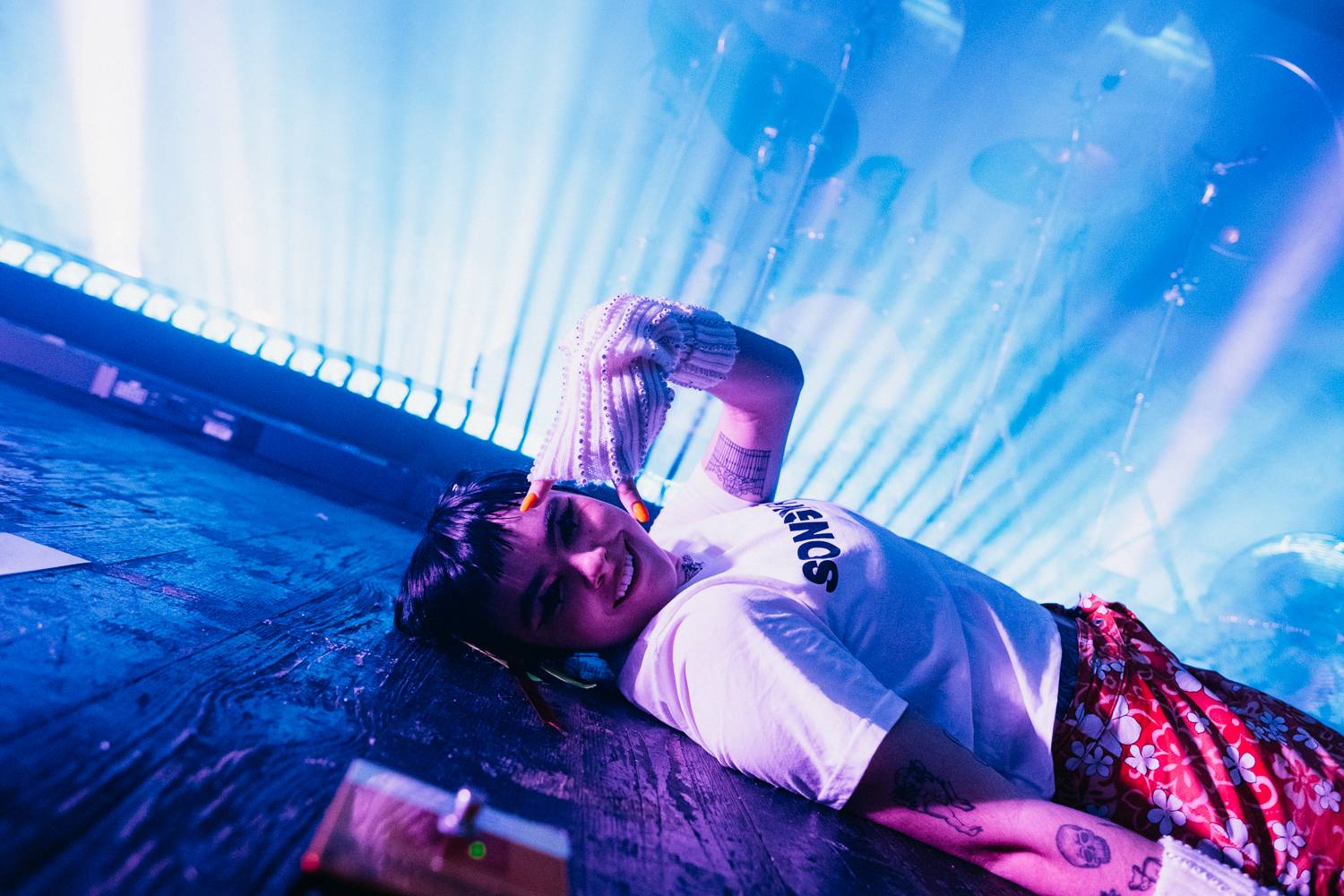 BENEE zahřála u srdce. Vyprávěla historky a poděkovala česky 