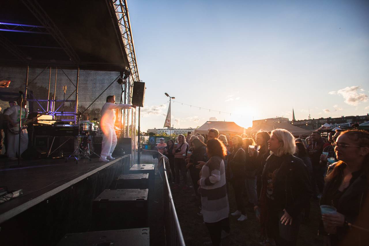 Monkey Business v Plzni chválili pivo a vyzvali Vémolu na souboj