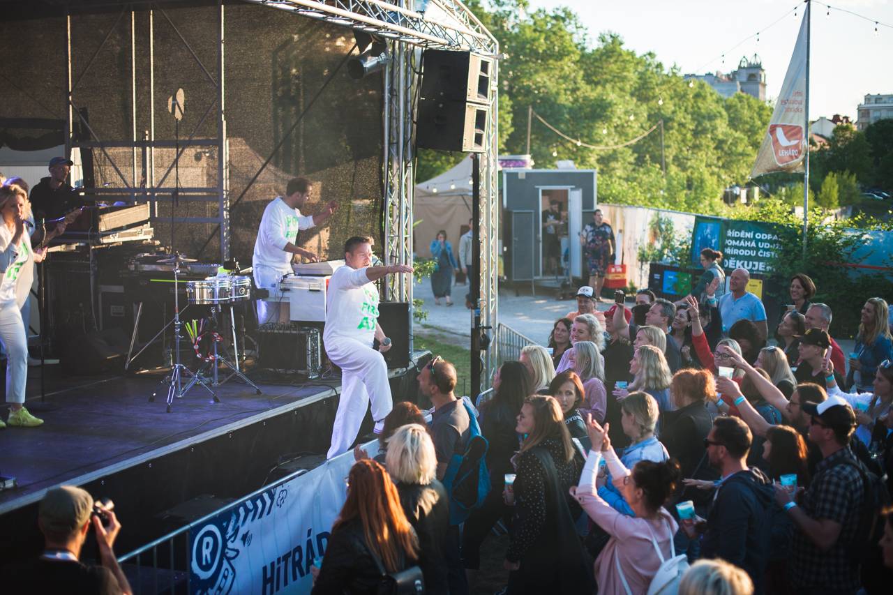 Monkey Business v Plzni chválili pivo a vyzvali Vémolu na souboj