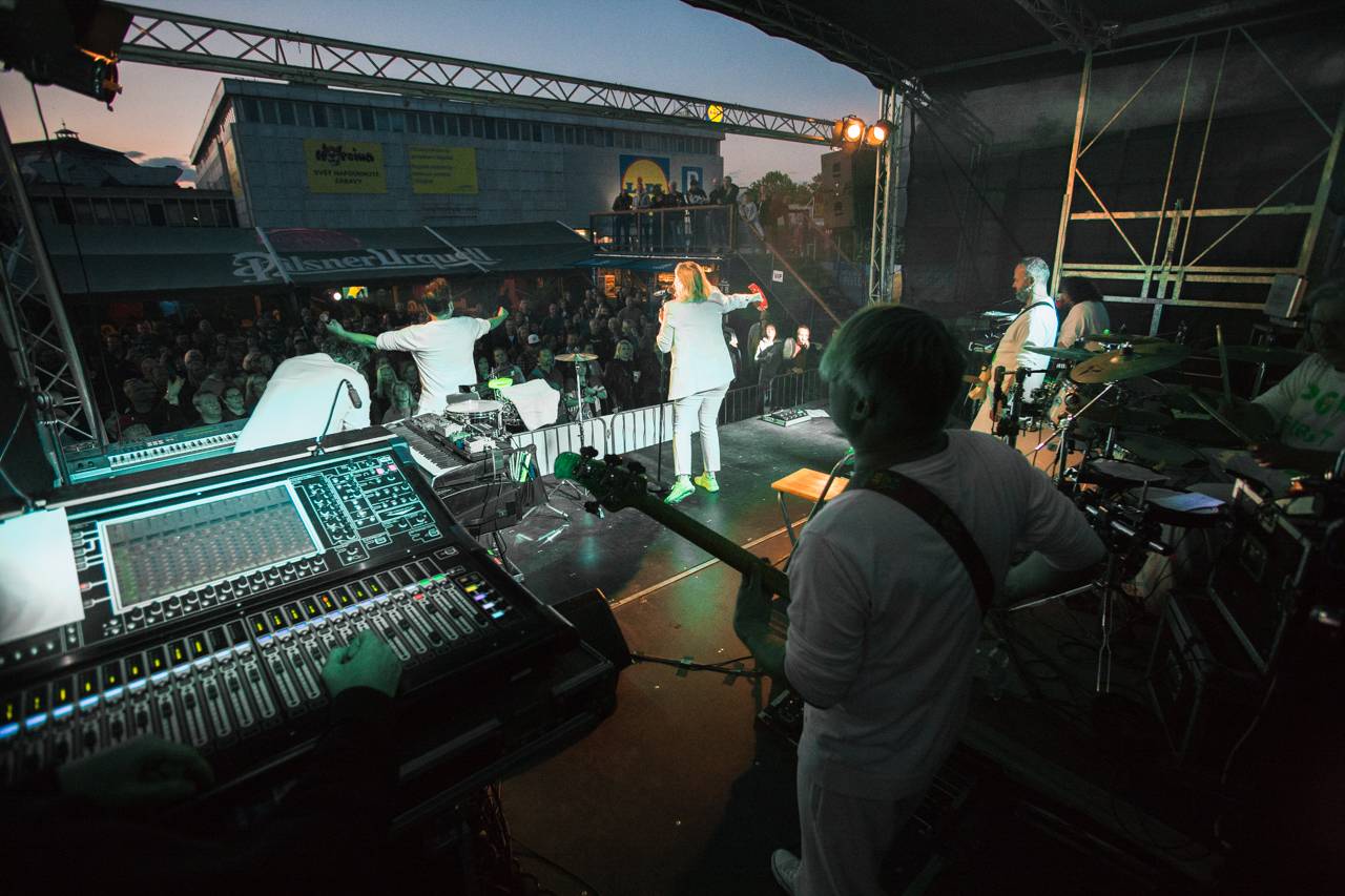 Monkey Business v Plzni chválili pivo a vyzvali Vémolu na souboj