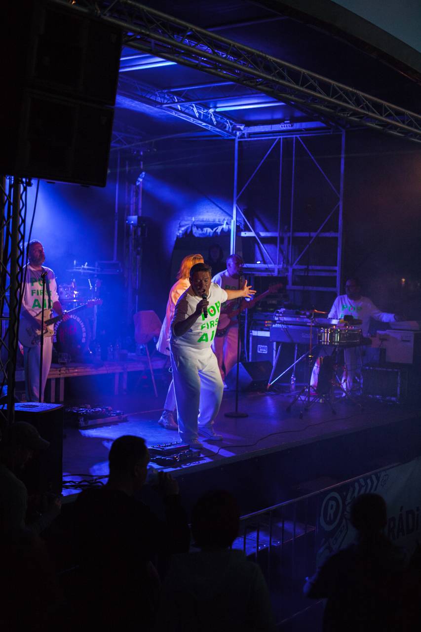 Monkey Business v Plzni chválili pivo a vyzvali Vémolu na souboj