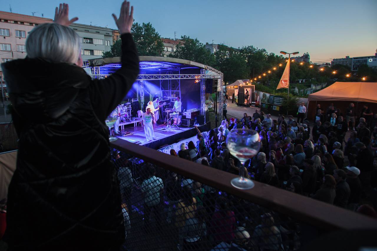 Monkey Business v Plzni chválili pivo a vyzvali Vémolu na souboj