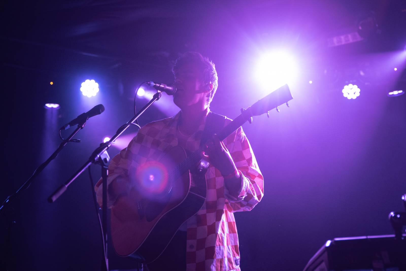 Rostoucí popová hvězda JC Stewart dorazil do Prahy, Sofian Medjmedj se ujal role předskokana