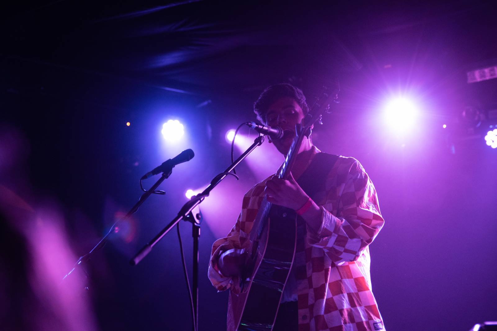 Rostoucí popová hvězda JC Stewart dorazil do Prahy, Sofian Medjmedj se ujal role předskokana