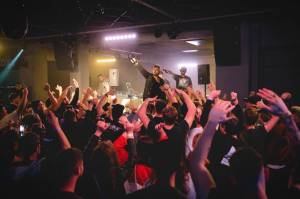 Dee Thane zahrál v rodné Třebíči. Poznal fanouška, kterému pomohl v komunikaci s lidmi