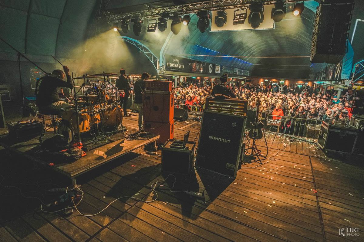 Letní parket ve Výravě s Mig 21 a Mirai doslova vřel. Nechyběly ohně, hořící paličky nebo létající kalhotky