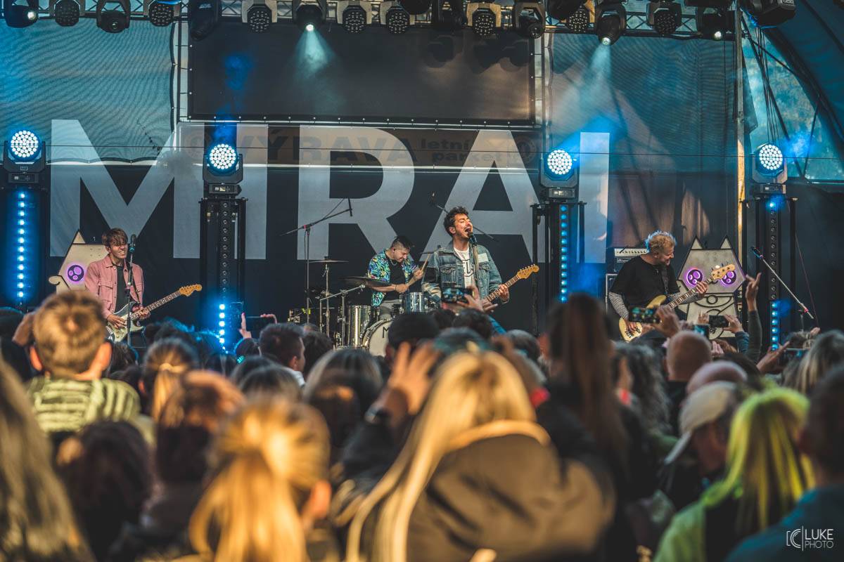 Letní parket ve Výravě s Mig 21 a Mirai doslova vřel. Nechyběly ohně, hořící paličky nebo létající kalhotky