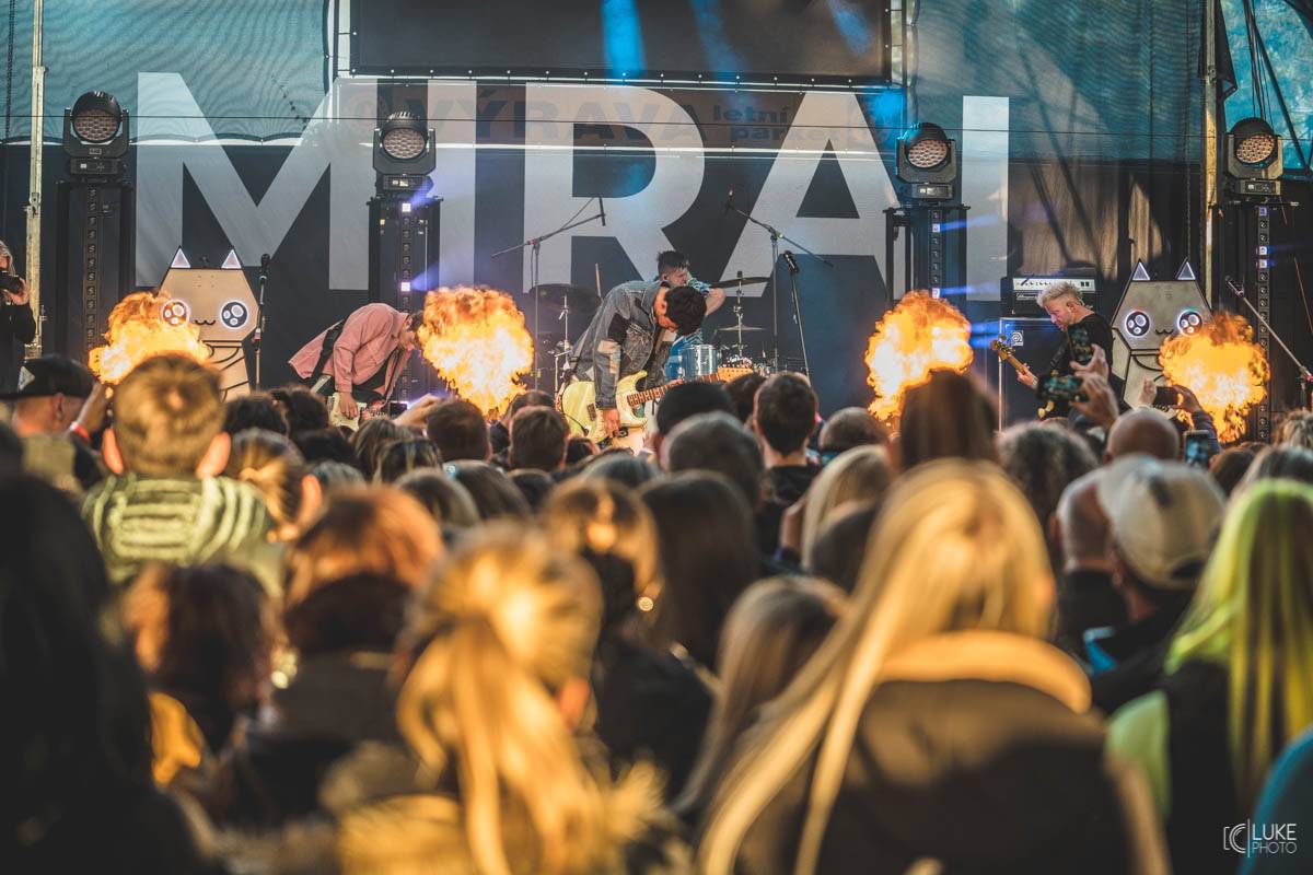 Letní parket ve Výravě s Mig 21 a Mirai doslova vřel. Nechyběly ohně, hořící paličky nebo létající kalhotky