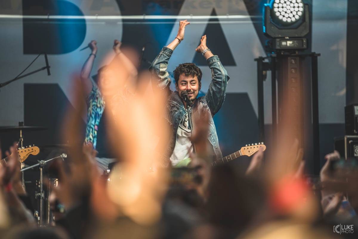 Letní parket ve Výravě s Mig 21 a Mirai doslova vřel. Nechyběly ohně, hořící paličky nebo létající kalhotky