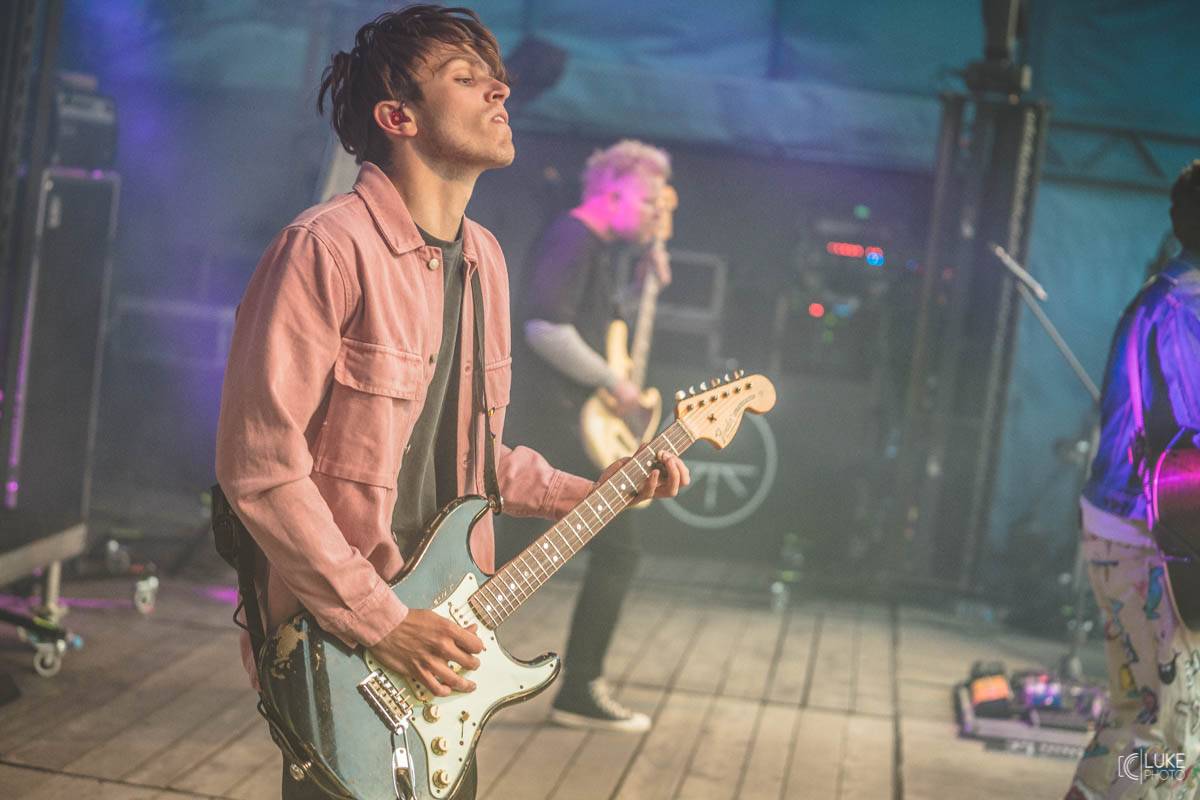 Letní parket ve Výravě s Mig 21 a Mirai doslova vřel. Nechyběly ohně, hořící paličky nebo létající kalhotky