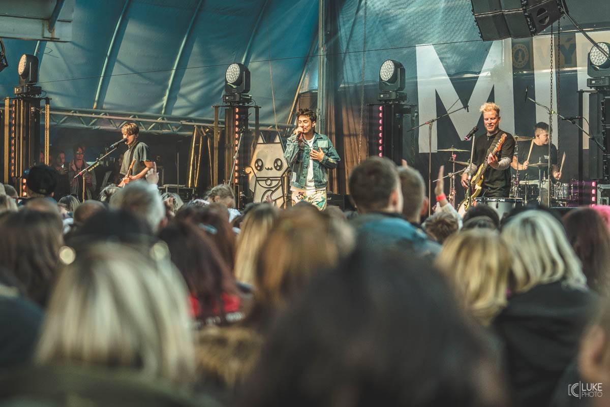 Letní parket ve Výravě s Mig 21 a Mirai doslova vřel. Nechyběly ohně, hořící paličky nebo létající kalhotky