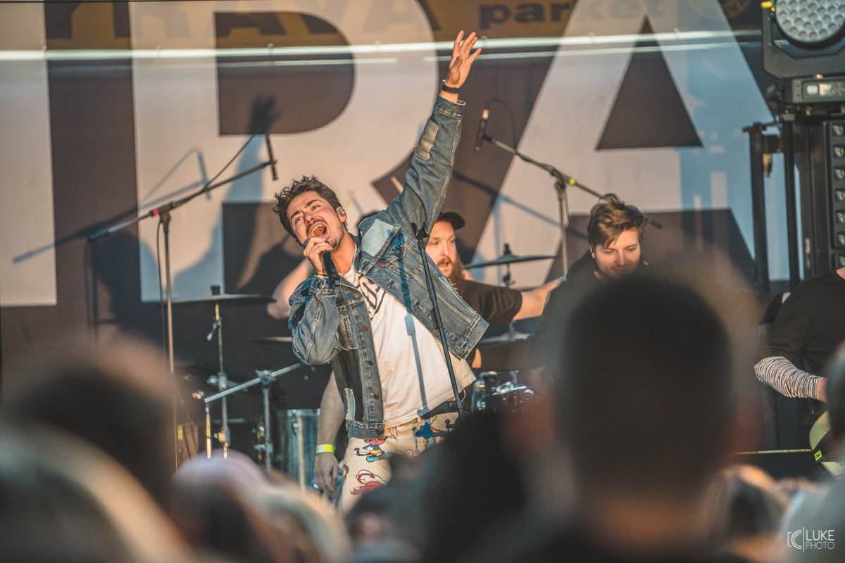 Letní parket ve Výravě s Mig 21 a Mirai doslova vřel. Nechyběly ohně, hořící paličky nebo létající kalhotky