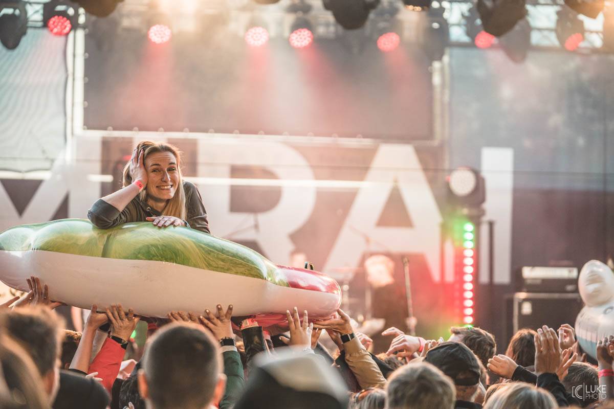 Letní parket ve Výravě s Mig 21 a Mirai doslova vřel. Nechyběly ohně, hořící paličky nebo létající kalhotky