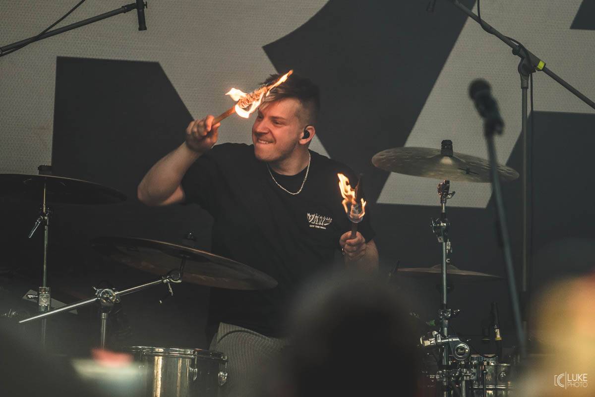 Letní parket ve Výravě s Mig 21 a Mirai doslova vřel. Nechyběly ohně, hořící paličky nebo létající kalhotky