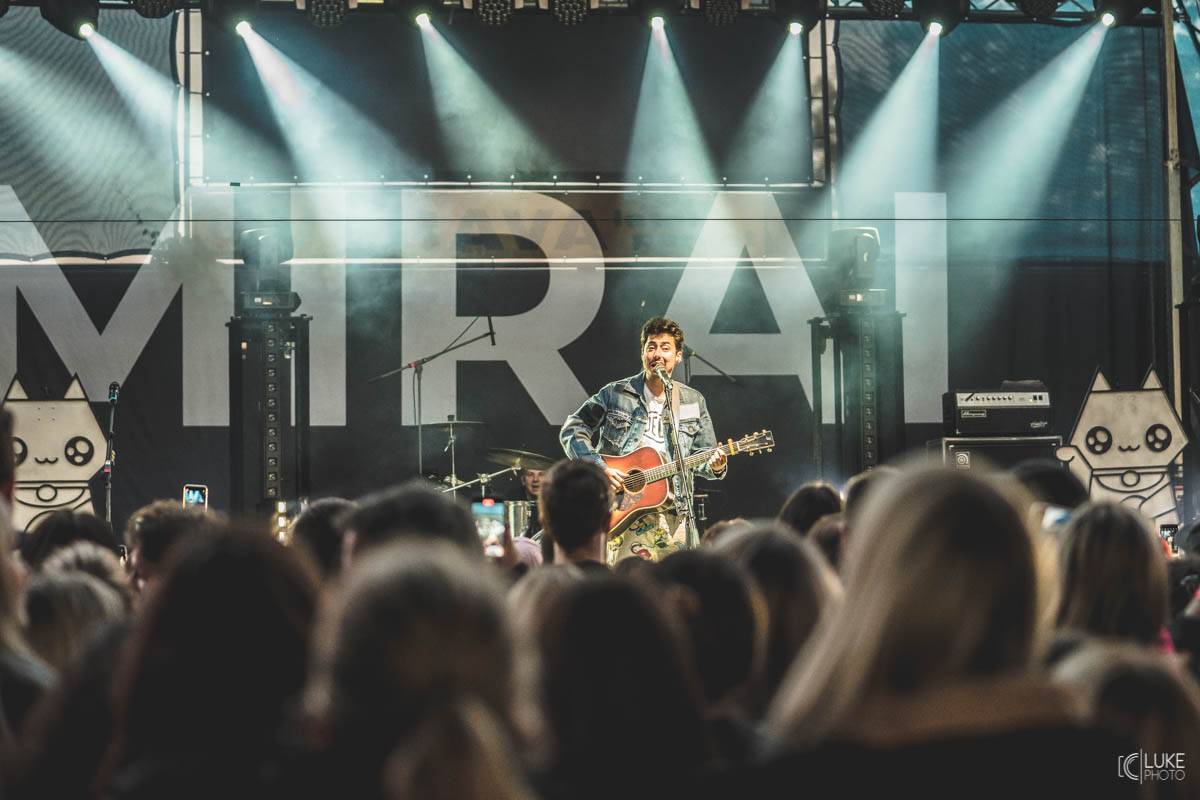 Letní parket ve Výravě s Mig 21 a Mirai doslova vřel. Nechyběly ohně, hořící paličky nebo létající kalhotky