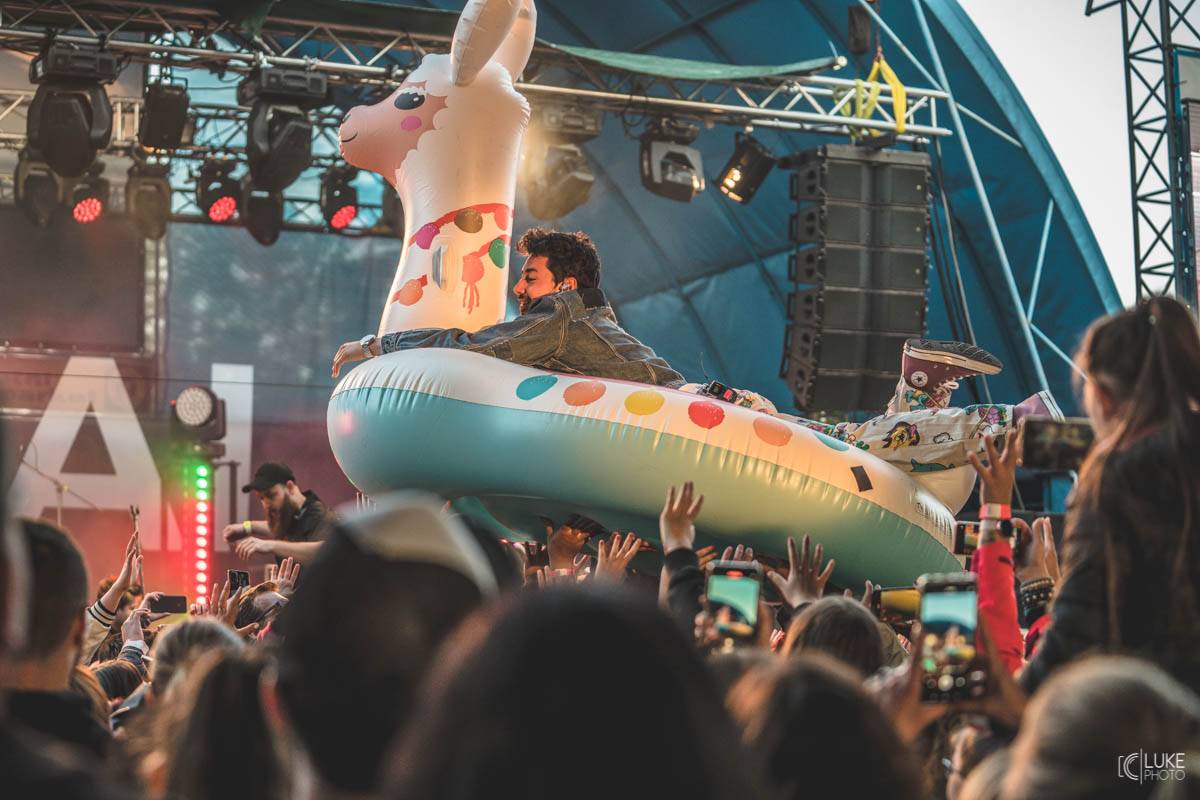 Letní parket ve Výravě s Mig 21 a Mirai doslova vřel. Nechyběly ohně, hořící paličky nebo létající kalhotky