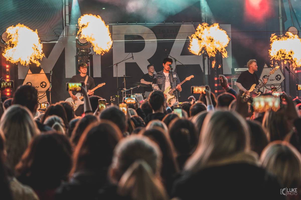 Letní parket ve Výravě s Mig 21 a Mirai doslova vřel. Nechyběly ohně, hořící paličky nebo létající kalhotky