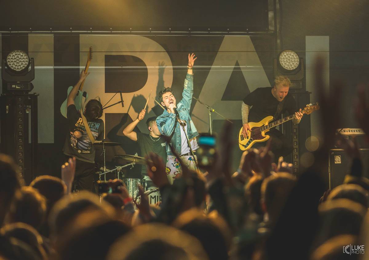 Letní parket ve Výravě s Mig 21 a Mirai doslova vřel. Nechyběly ohně, hořící paličky nebo létající kalhotky